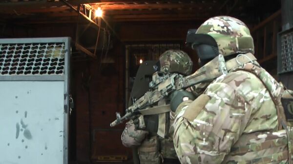 Сотрудники ФСБ РФ во время операции по задержанию экстремистов