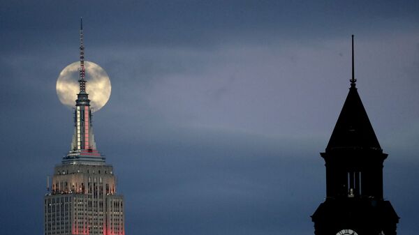 Лунное затмение в небе над Джерси-Сити, США