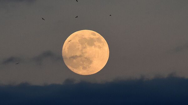 Лунное затмение в небе над  Уэльсом, Великобритания