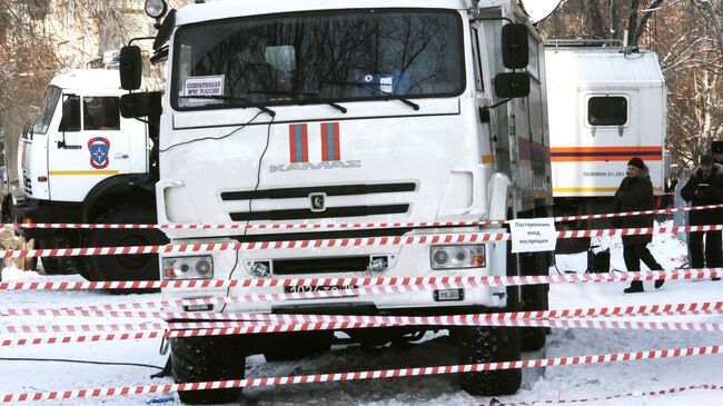 Автомобили МЧС России на месте обрушения одного из подъездов жилого дома в Магнитогорске, где произошел взрыв бытового газа. 1 января 2019