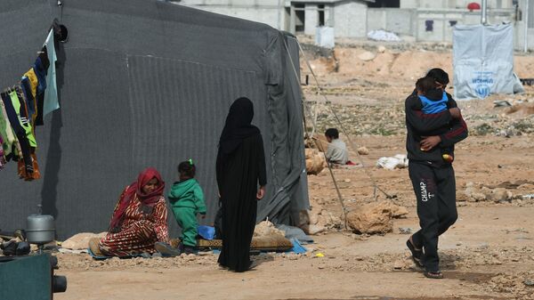 Сирийские беженцы из района Пальмиры в палаточном лагере в пригороде Хомса