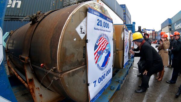 Контейнеры с ураном в Санкт-Петербурге перед отправкой в США 