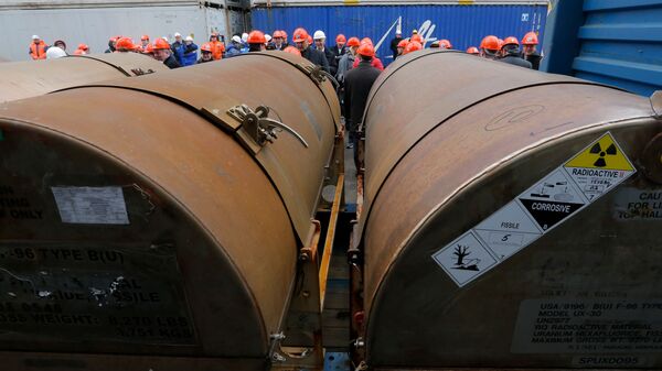 Контейнеры с ураном в Санкт-Петербурге перед отправкой в США 