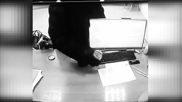 Стоп-кадр видеозаписи офиса микрозаймов в Калужской области, на котором виден момент нападения на сотрудницу финансово-кредитной организации