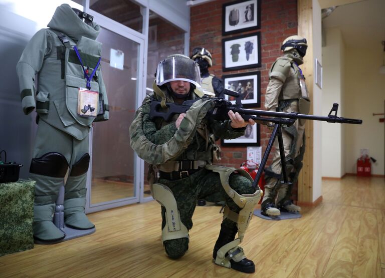 Демонстрация военного экзоскелета на АО ГБ Инжиниринг Демонстрация военного экзоскелета на АО ГБ Инжиниринг