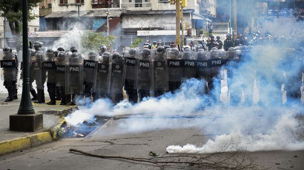 Сотрудники правоохранительных органов во время акции протеста в Каракасе