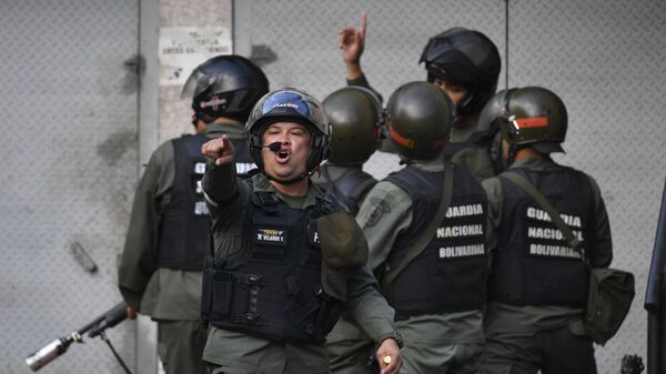 Военнослужащие Боливарианской национальной гвардии во время протестов в Каракасе, Венесуэла