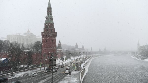 Кремлевская набережная во время снегопада в Москве