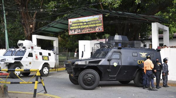 Бронемашины у штаб-квартиры Национальной гвардии Венесуэлы в Каракасе
