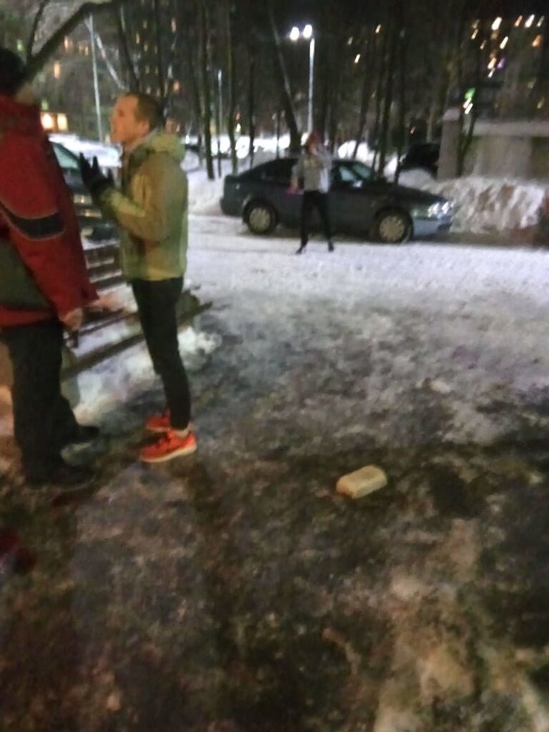 Конфликт произошел возле подъезда (возле машины стоит Алексей Куриленко, а справа лежит тот самый кирпич)