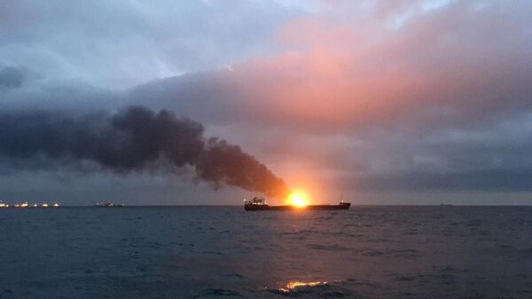 Два судна под флагом Танзании горят в районе Керченского пролива