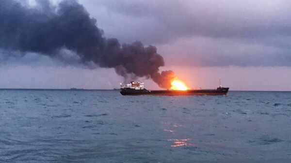 Два судна под флагом Танзании горят в районе Керченского пролива
