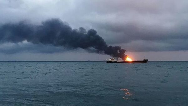 Два судна загорелись в Керченском проливе. Кадры с места ЧП
