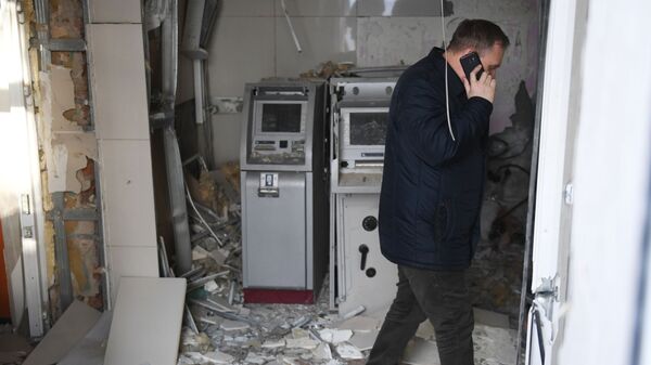 Последствия взрыва в помещении с круглосуточным доступом к банкоматам банка Открытие в Новосибирске