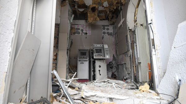 Последствия взрыва в помещении с круглосуточным доступом к банкоматам банка Открытие в Новосибирске