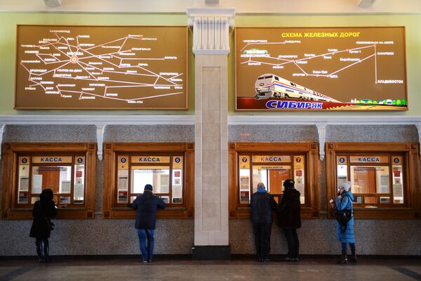 Пассажиры у билетных касс в здании вокзала на станции Новосибирск-Главный Западно-Сибирской железной дороги