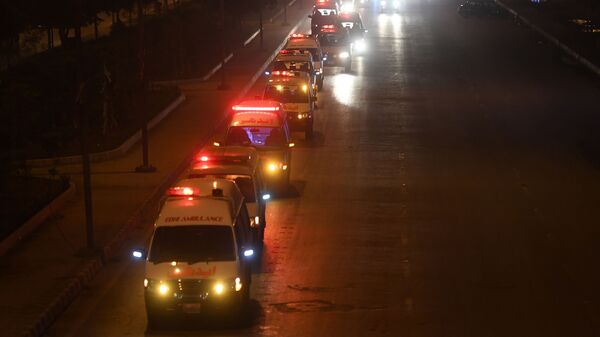 Машины скорой помощи с телами погибших в ДТП с участием грузовика и автобуса в Пакистане