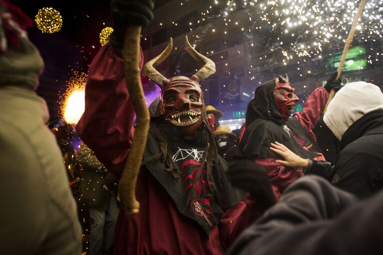 Участники фестиваля Correfoc в Пальма-де-Мальорке, Испания