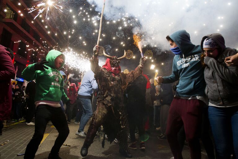 Участники фестиваля Correfoc в Пальма-де-Мальорке, Испания