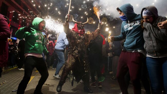 Участники фестиваля Correfoc в Пальма-де-Мальорке, Испания