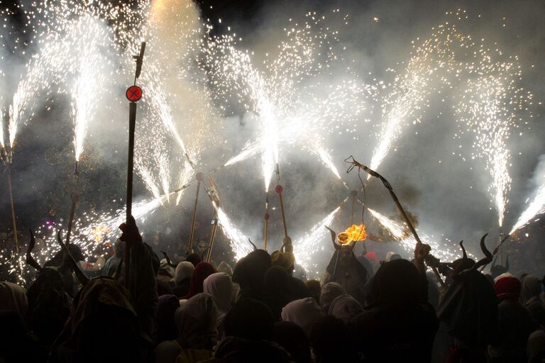 Участники фестиваля Correfoc в Пальма-де-Мальорке, Испания