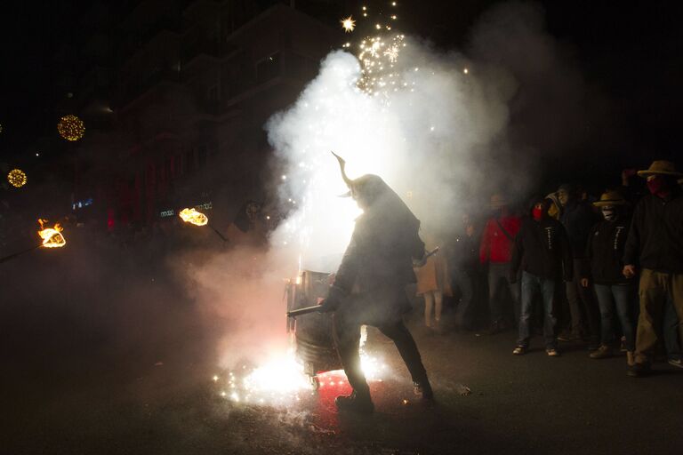 Участник фестиваля Correfoc в костюме демона в Пальма-де-Мальорке, Испания