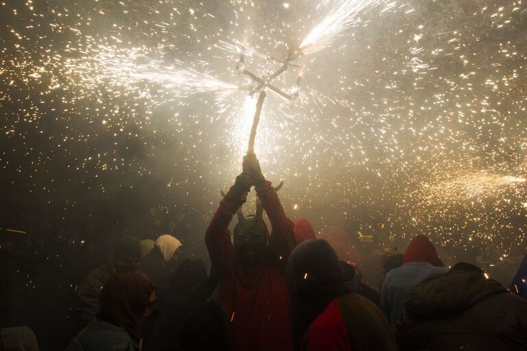 Участник фестиваля Correfoc в костюме демона в Пальма-де-Мальорке, Испания