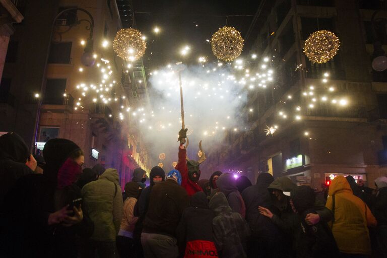 Участники фестиваля Correfoc в Пальма-де-Мальорке, Испания