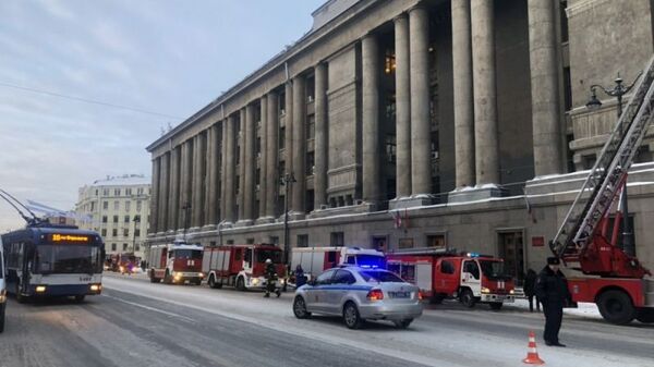 Сотрудники МЧС у здания Арбитражного суда в Петербурге, где произошел пожар. 22 января 2019