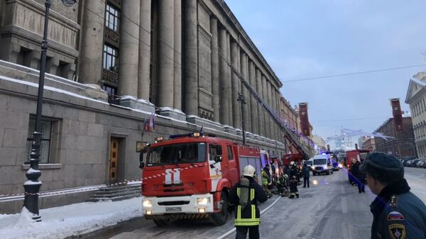 Сотрудники МЧС у здания Арбитражного суда в Петербурге, где произошел пожар. 22 января 2019