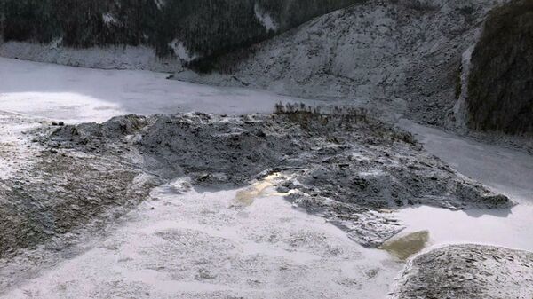 Взрывные работы на месте оползня, перекрывшего русло реки Бурея в Верхнебуреинском районе