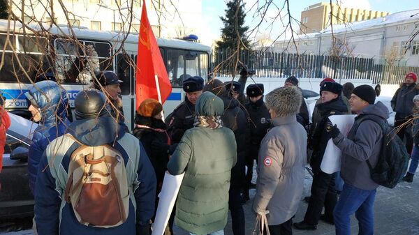 Сотрудники полиции и участники акции протеста у здания посольства Японии в Москве