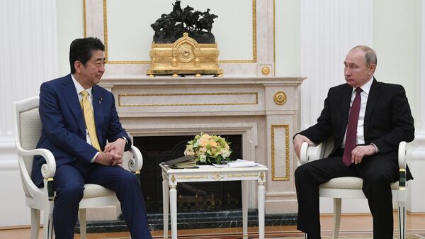 Президент РФ Владимир Путин и премьер-министр Японии Синдзо Абэ во время встречи в Москве