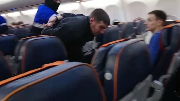 Кадры задержания пассажира, пытавшегося угнать самолет Сургут-Москва