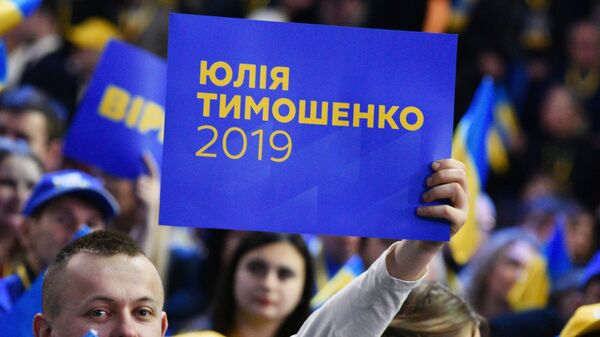 Участник съезда партии Батькивщина держит листовку в поддержку кандидатуры Юлии Тимошенко на пост президента Украины. 22 января 2019