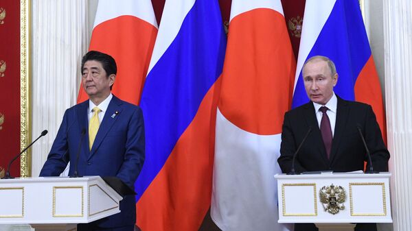 Президент РФ Владимир Путин и премьер-министр Японии Синдзо Абэ на пресс-конференции по итогам встречи