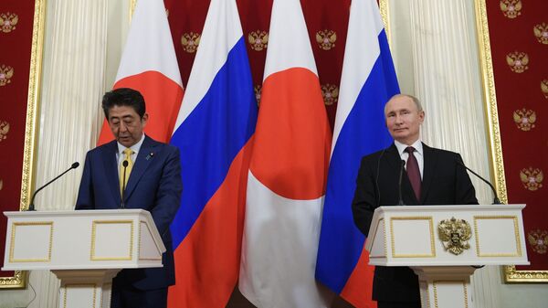 Президент РФ Владимир Путин и премьер-министр Японии Синдзо Абэ на пресс-конференции по итогам встречи в Москве