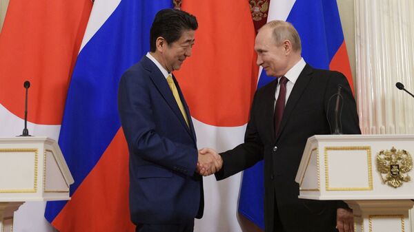 Президент России Владимир Путин и премьер-министр Японии Синдзо Абэ на пресс-конференции по итогам встречи в Москве