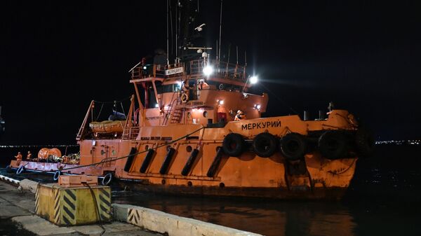 Судно с моряками, пострадавшими в результате пожара на судах в Керченском проливе, прибывает в торговый порт Керчи