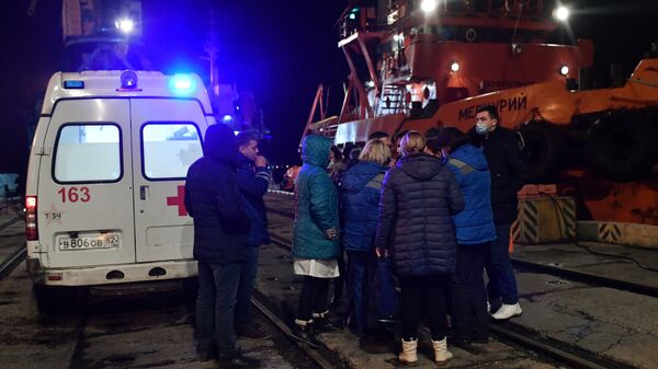 Медицинские работники в торговом порту Керчи, куда доставлены моряки, пострадавшие в результате пожара на судах в Керченском проливе