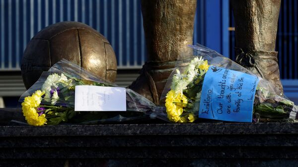 Цветы возле стадиона Кардиффа с пожеланиями и молитвами семье футболиста Эмилиона Салы