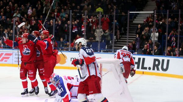 Хоккеисты Локомотива радуются заброшенной шайбе