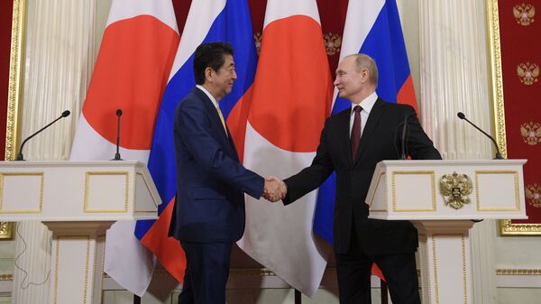 Президент РФ Владимир Путин и премьер-министр Японии Синдзо Абэ на пресс-конференции по итогам встречи в Москве