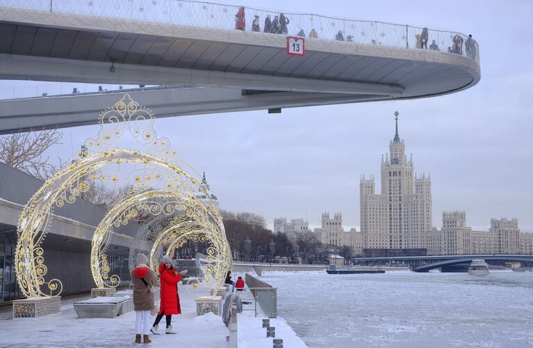 Москворецкая набережная и Парящий мост в парке Зарядье