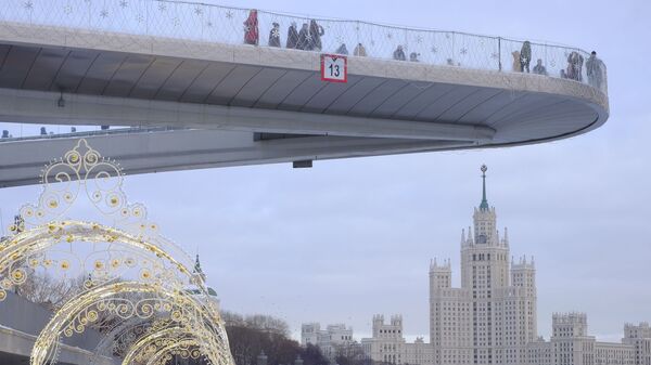 Москворецкая набережная и Парящий мост в парке Зарядье