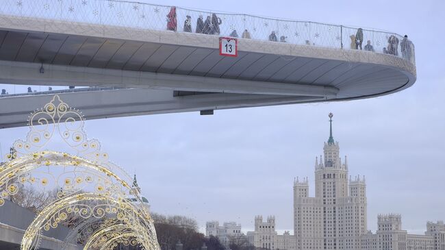 Москворецкая набережная и Парящий мост в парке Зарядье