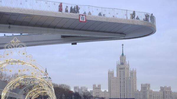 Москворецкая набережная и Парящий мост в парке Зарядье