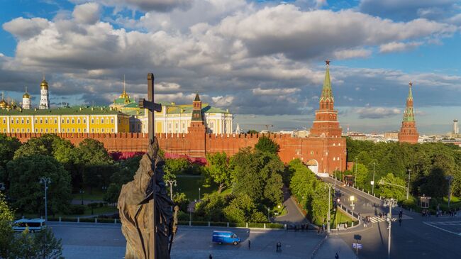 Памятник Владимиру Великому на Боровицкой площади в Москве