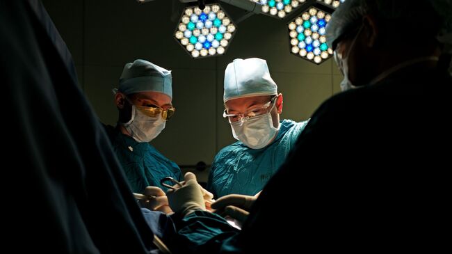Хирурги во время операции. Архивное фото