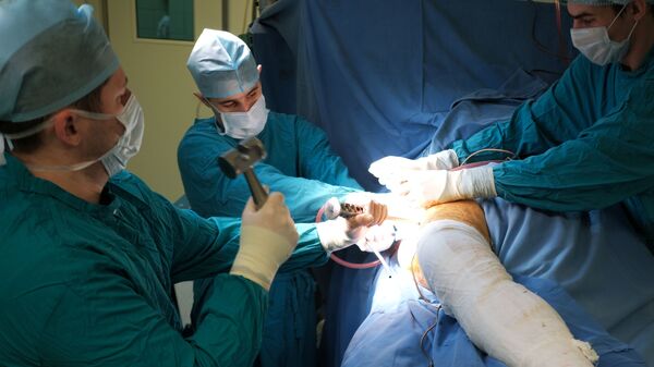 Хирурги во время операции в Краевой клинической больнице в Краснодаре